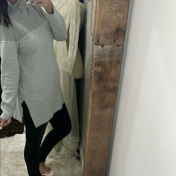 Aspen Gray Chevron Women's tunic Sweater size medium - Picture 2 of 5